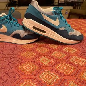 Women's NIKE Air sneakers, size 8